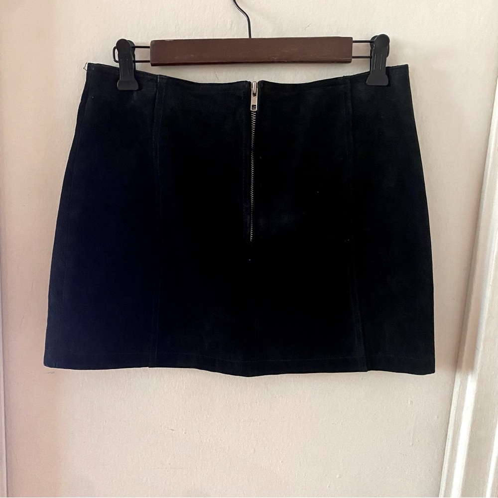 Wilson’s Leather Black Suede Mini Skirt with Decorative Chains - Picture 2 of 6